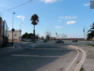 Superato il molo San Cataldo il mare si allontana dai baresi per ben 3,5 km. Da l� in poi la citt� � separata dalla costa dal porto, nato nel 1855 e ingranditosi a partire dal 1925. La strada che costeggia il porto prende il nome di corso Vittorio Veneto: affianca prima l�ansa di Marisabella...
